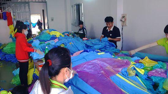 Xưởng Nam Việt nhận may các loại áo mưa hè 2018