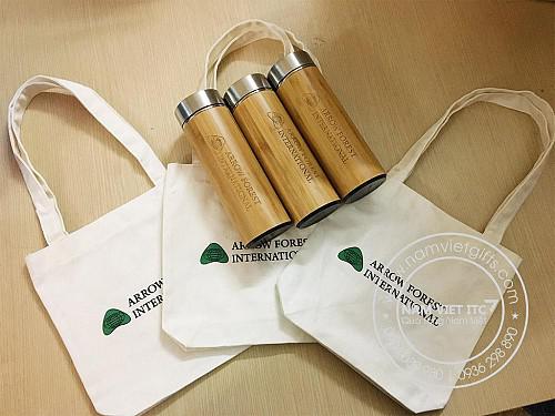 Set quà tặng bình nước túi vải